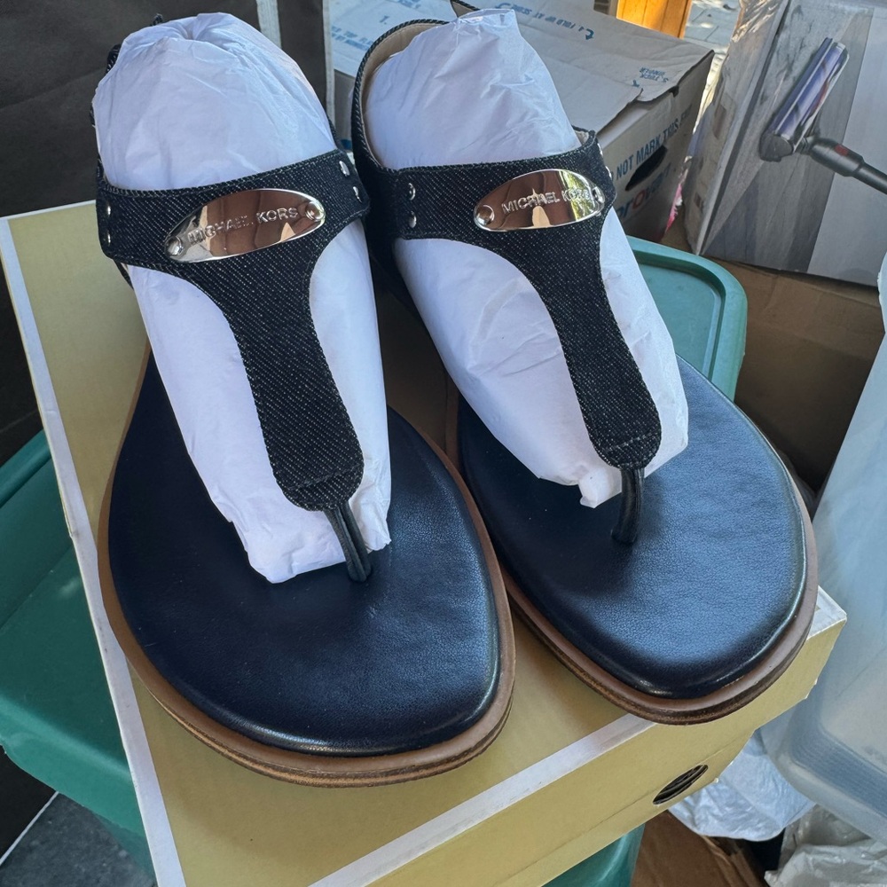 Michael Kors Leather Sandal Lego in front size 8